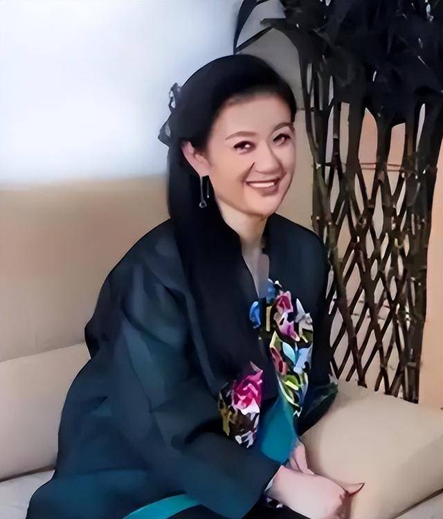 她曾是央视第一美女，赴港生子后远居美国