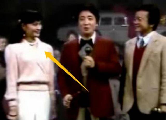 她曾是央视第一美女，赴港生子后远居美国