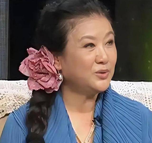 她曾是央视第一美女，赴港生子后远居美国