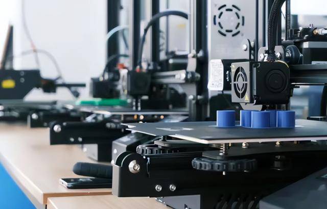 国内套现7个亿后，她露出了身后的美国国旗