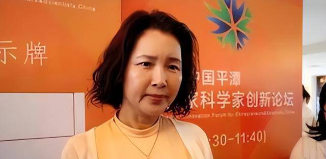 国内套现7个亿后，她露出了身后的美国国旗