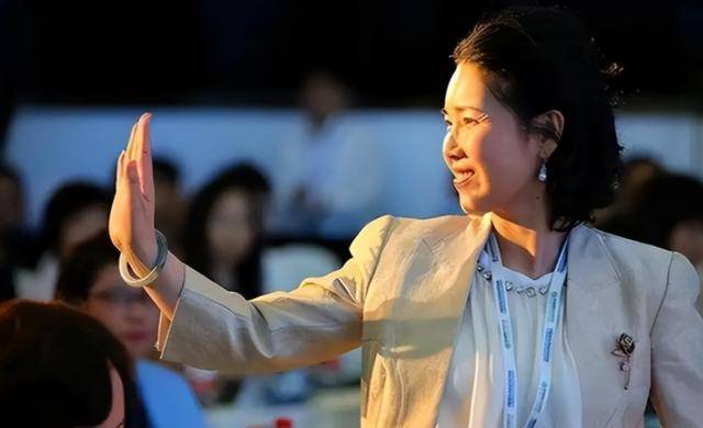 国内套现7个亿后，她露出了身后的美国国旗