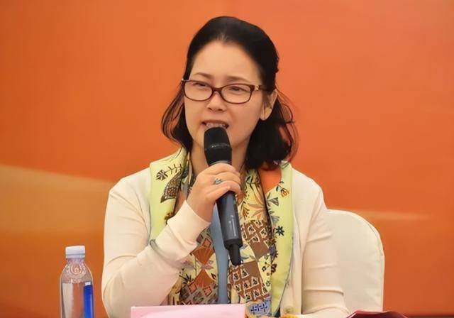 国内套现7个亿后，她露出了身后的美国国旗