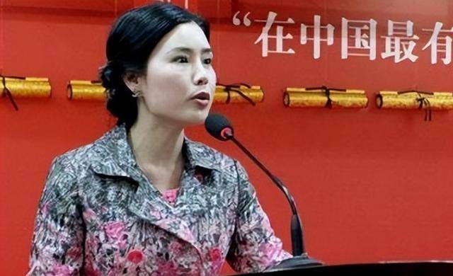 国内套现7个亿后，她露出了身后的美国国旗