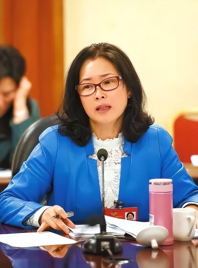 国内套现7个亿后，她露出了身后的美国国旗