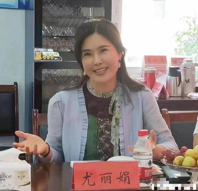 国内套现7个亿后，她露出了身后的美国国旗