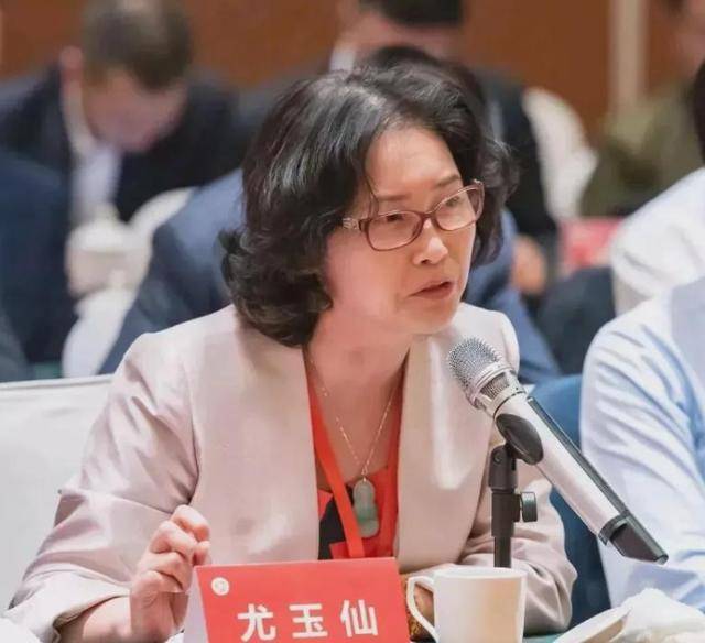 国内套现7个亿后，她露出了身后的美国国旗