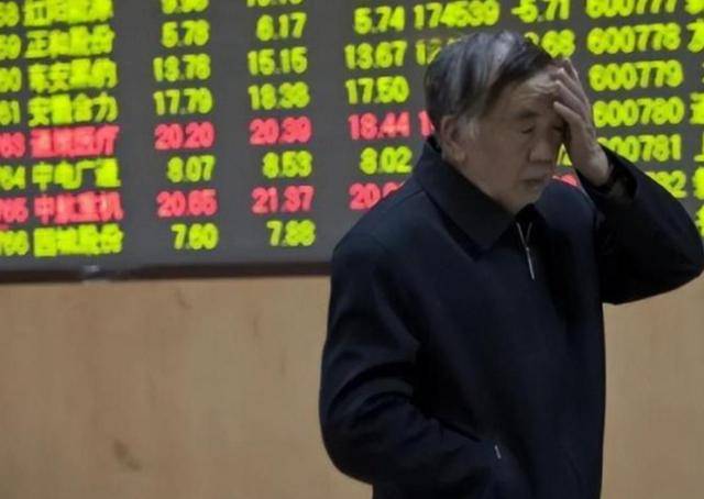 国内套现7个亿后，她露出了身后的美国国旗