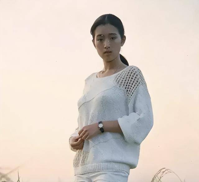 16岁巩俐和父亲的合影，父亲是山东大学教授