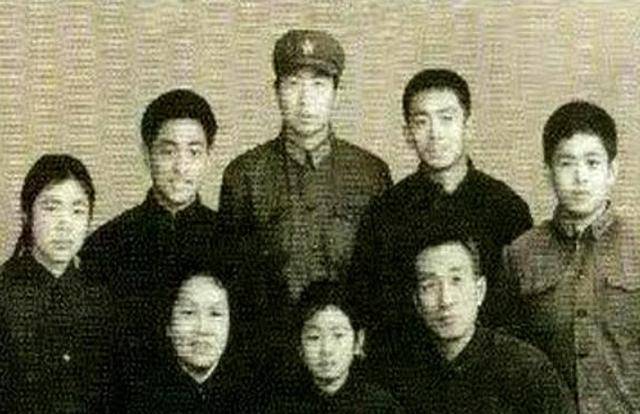 16岁巩俐和父亲的合影，父亲是山东大学教授