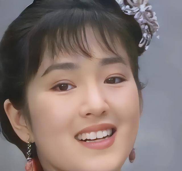 16岁巩俐和父亲的合影，父亲是山东大学教授