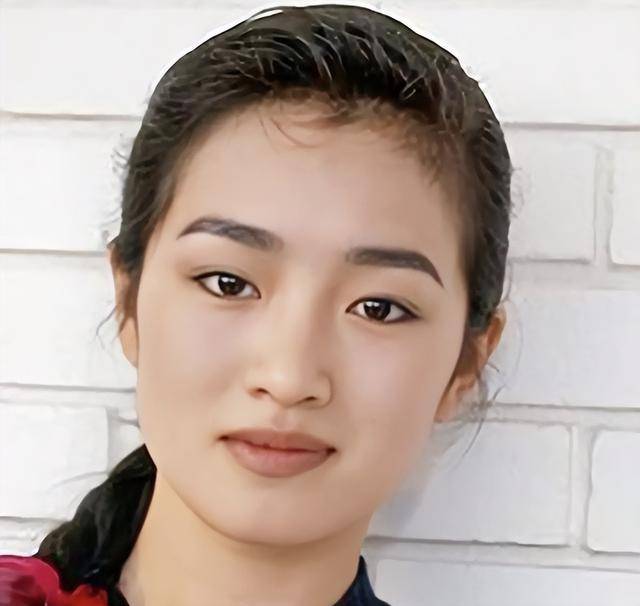 16岁巩俐和父亲的合影，父亲是山东大学教授