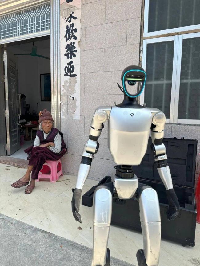 花了169000元,买了台人形机器人回村 花了169000元,买了台人形机器人回村