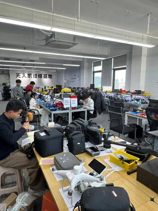 花了169000元,买了台人形机器人回村 花了169000元,买了台人形机器人回村