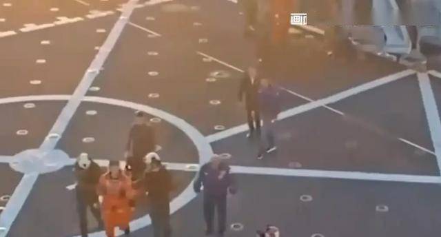 绕月宇航员出舱画面曝光：被搀扶着坐上船