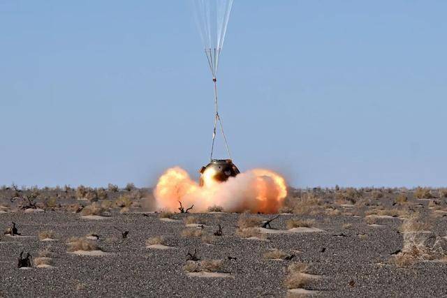 绕月宇航员出舱画面曝光：被搀扶着坐上船