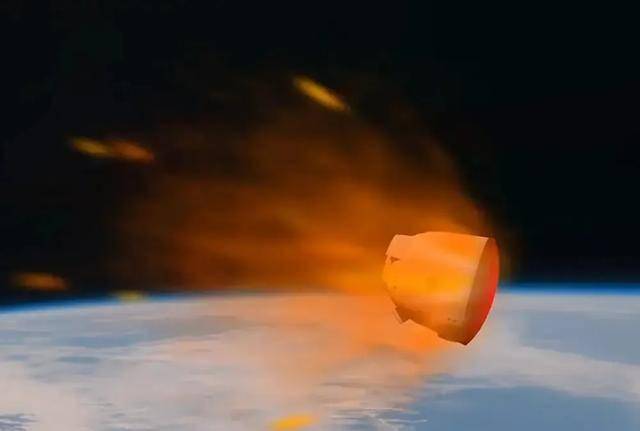 绕月宇航员出舱画面曝光：被搀扶着坐上船