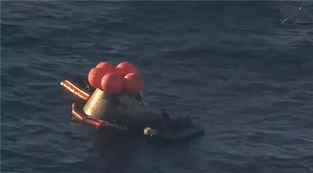 绕月宇航员出舱画面曝光：被搀扶着坐上船