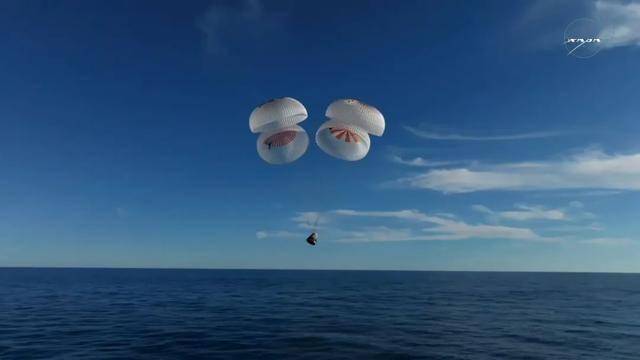 绕月宇航员出舱画面曝光：被搀扶着坐上船