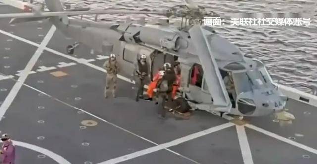 绕月宇航员出舱画面曝光：被搀扶着坐上船