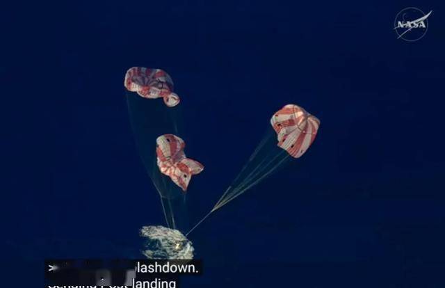 绕月宇航员出舱画面曝光：被搀扶着坐上船