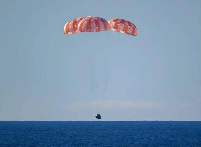 绕月宇航员出舱画面曝光：被搀扶着坐上船