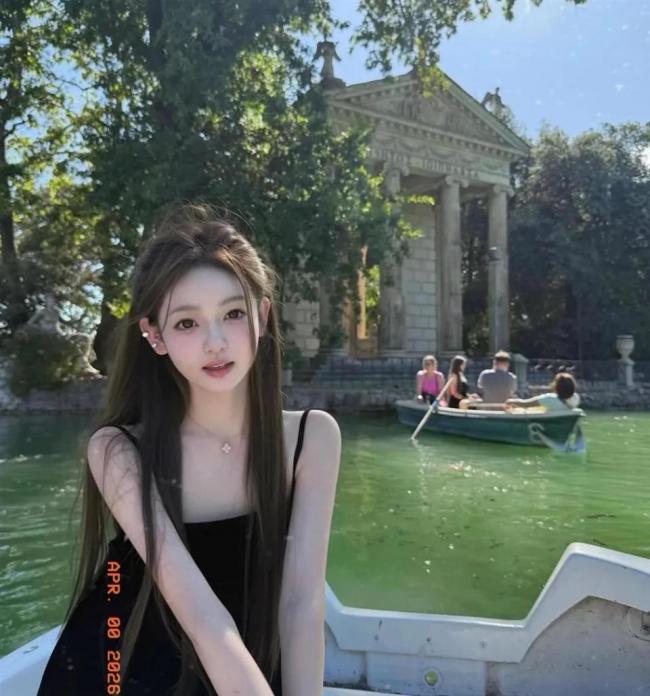 王思聪带三个美女韩国吃饭被偶遇，头发稀疏