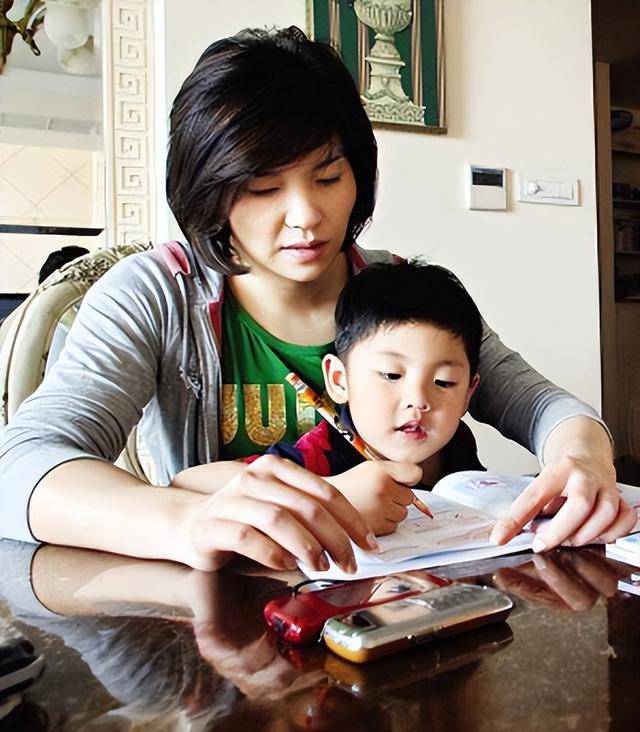 ��Ů����Ӣ��������������Ϻ��������۹���