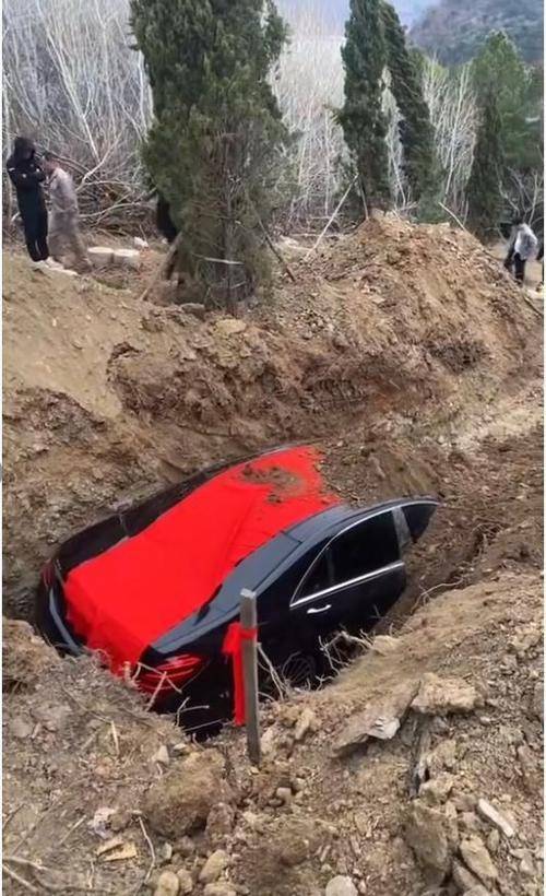 已挖出!辽8888百万奔驰陪葬涉多项违法 已挖出!辽8888百万奔驰陪葬涉多项违法