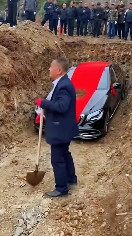 已挖出!辽8888百万奔驰陪葬涉多项违法 已挖出!辽8888百万奔驰陪葬涉多项违法