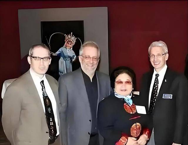 她带领30名演员留美不归,今年回国定居 她带领30名演员留美不归,今年回国定居