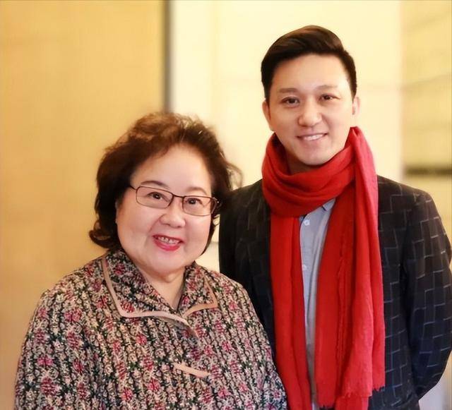 她带领30名演员留美不归,今年回国定居 她带领30名演员留美不归,今年回国定居