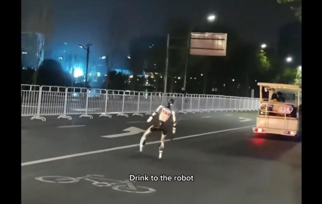 原地爆炸 北京机器人马拉松赛网笑翻