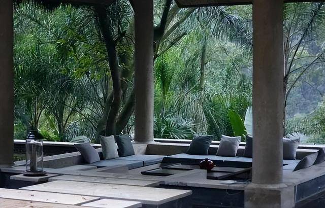 中国富豪强拆佛寺建会所，三年后与儿异国坠机亡