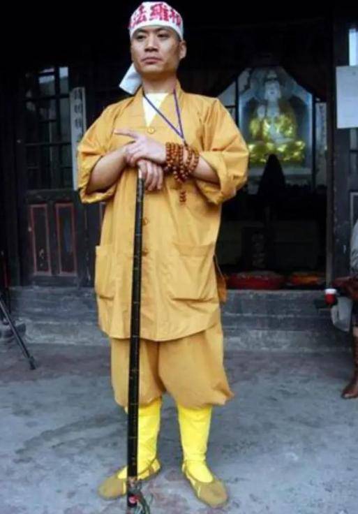 中国富豪强拆佛寺建会所，三年后与儿异国坠机亡