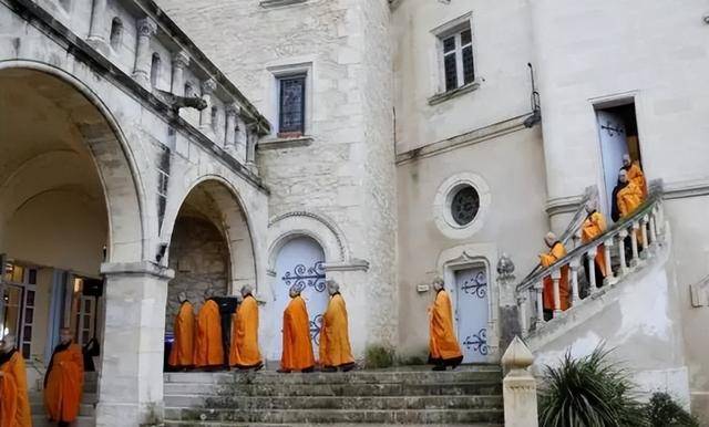 中国富豪强拆佛寺建会所，三年后与儿异国坠机亡