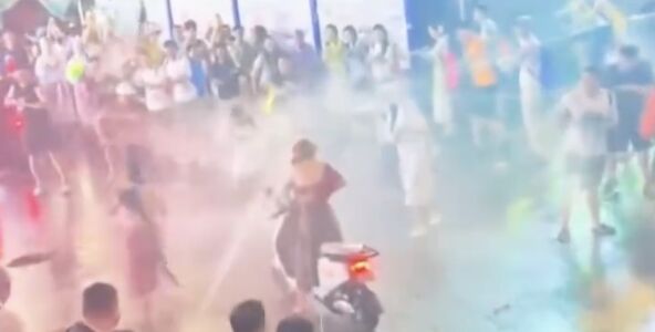 云南泼水节乱象 令人吃惊