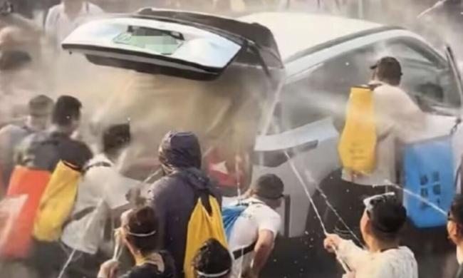 云南泼水节乱象 令人吃惊