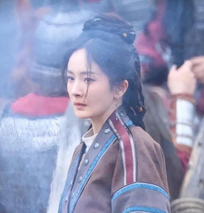 39岁杨幂淡妆演少女，最新生图曝光年龄感明显