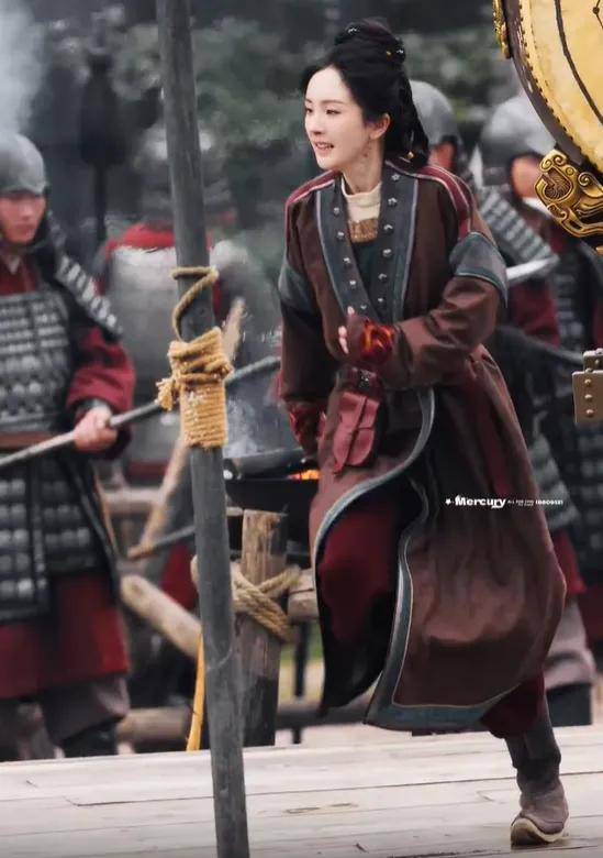 39岁杨幂淡妆演少女，最新生图曝光年龄感明显