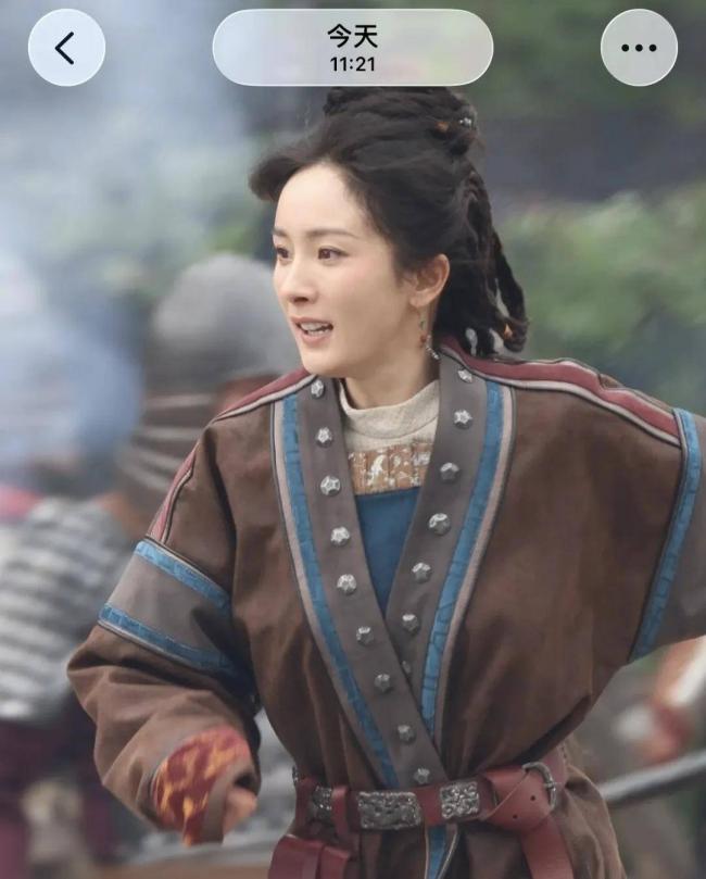 39岁杨幂淡妆演少女，最新生图曝光年龄感明显