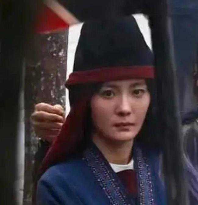 39岁杨幂淡妆演少女，最新生图曝光年龄感明显