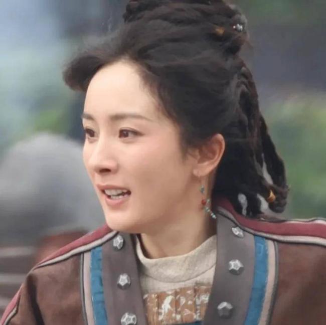 39岁杨幂淡妆演少女，最新生图曝光年龄感明显