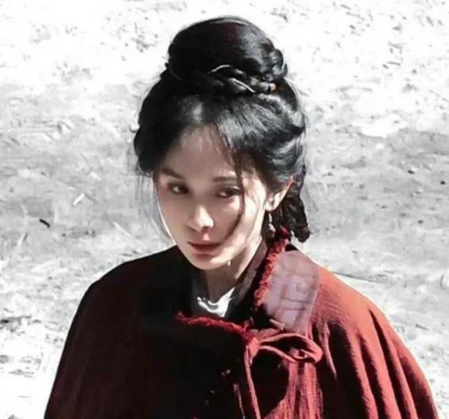 39岁杨幂淡妆演少女，最新生图曝光年龄感明显