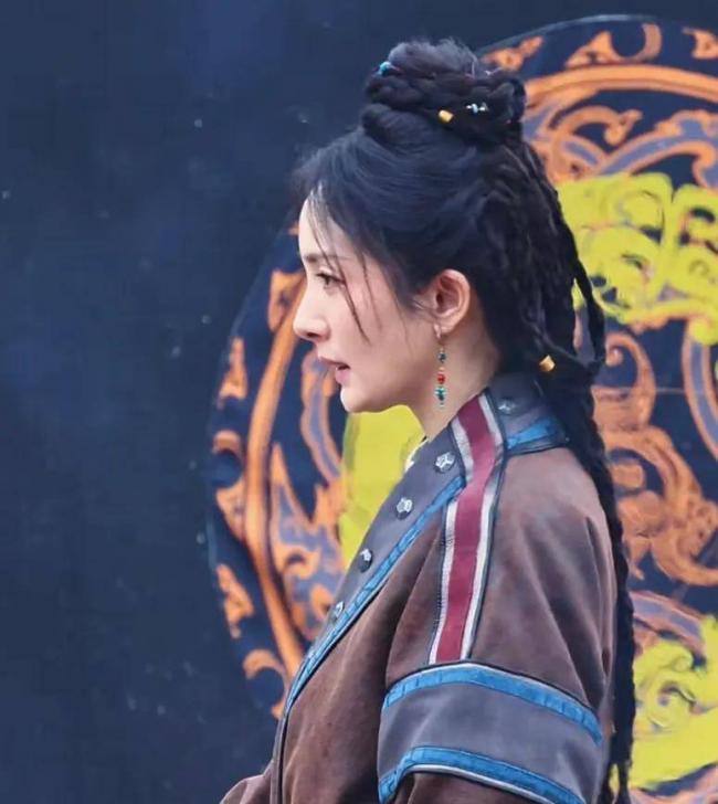 39岁杨幂淡妆演少女，最新生图曝光年龄感明显