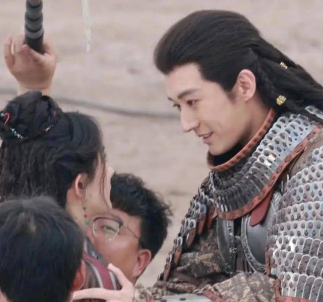 39岁杨幂淡妆演少女，最新生图曝光年龄感明显