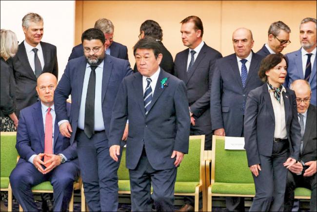 北约卅国大使团访日 规模罕见