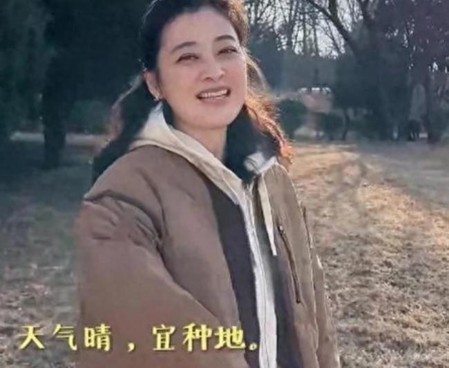 梅婷北京住大别墅还种地  和73岁公公种菜