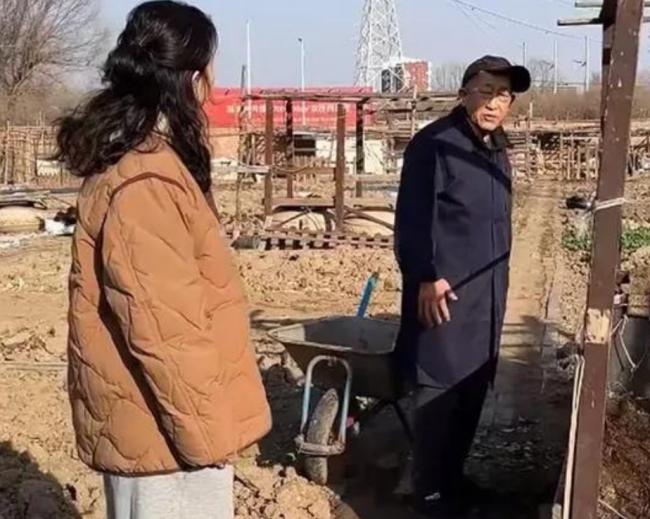 梅婷北京住大别墅还种地  和73岁公公种菜