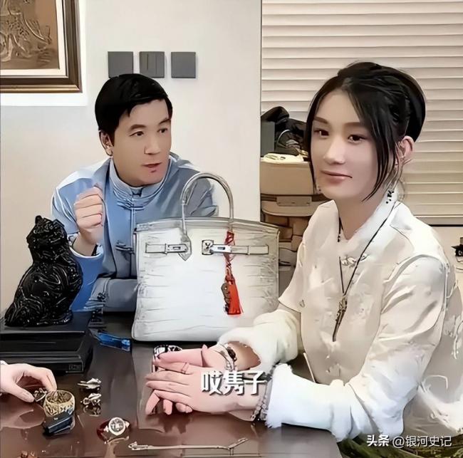 杨子带23岁新女友见91岁母亲，铜钱盆抢镜